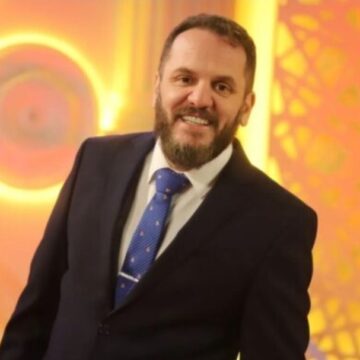 U bë ‘milioner’ me “Its my Love”, Valon Maloku pozon para veturës super-luksoze