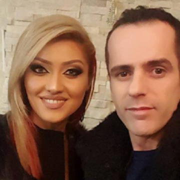 Nusja e Shpëtim Deskut ka dalë në iftar me shoqe, por vëmendjen mori stili i saj i flokëve