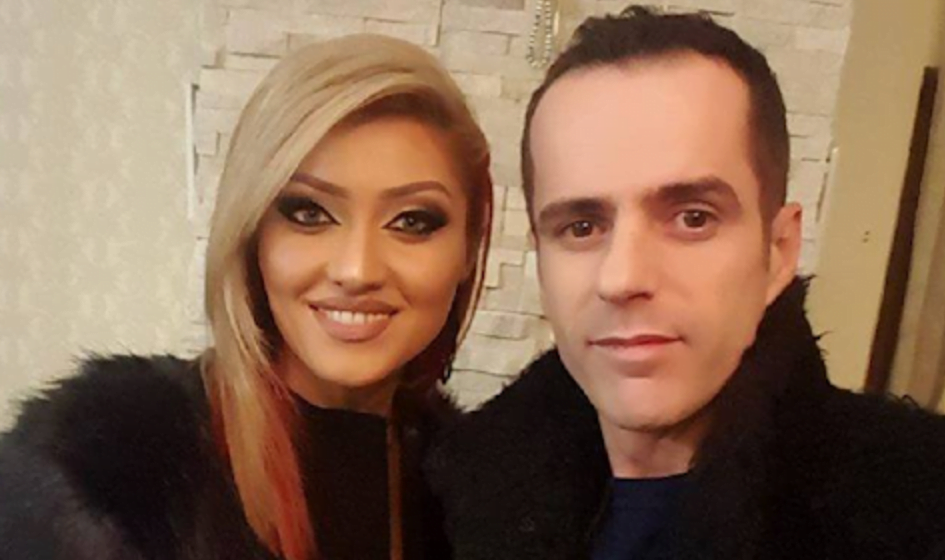 Nusja e Shpëtim Deskut ka dalë në iftar me shoqe, por vëmendjen mori stili i saj i flokëve