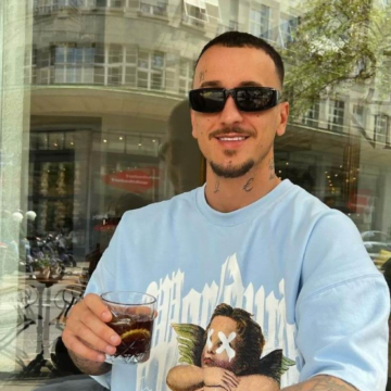 Në prag të Ramazanit, reperi Getinjo publikoi foto duke falur namaz në xhami