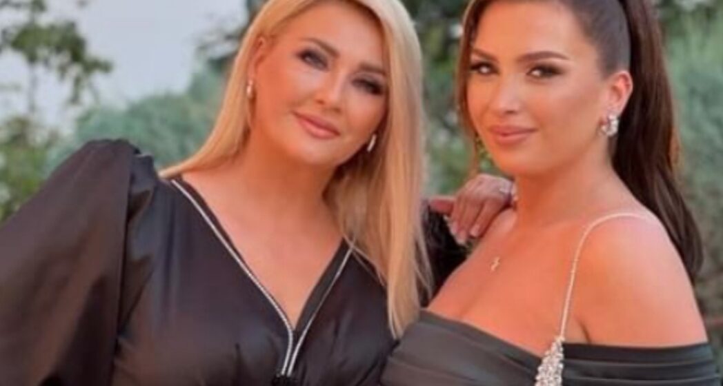 Remzie Osmani vishet njëjtë me vajzën e saj, s’po duken si nënë e bijë, por si motra