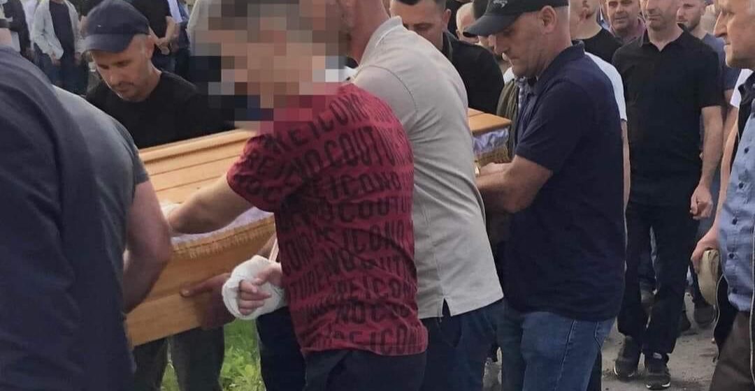 15vjecari E dhimbshme: 15-vjeçari që u plagos dje në Ferizaj, bartë xhenazen e motrës së vrarë gjatë varrimit (PAMJE)