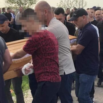 E dhimbshme: 15-vjeçari që u plagos dje në Ferizaj, bartë xhenazen e motrës së vrarë gjatë varrimit (PAMJE)