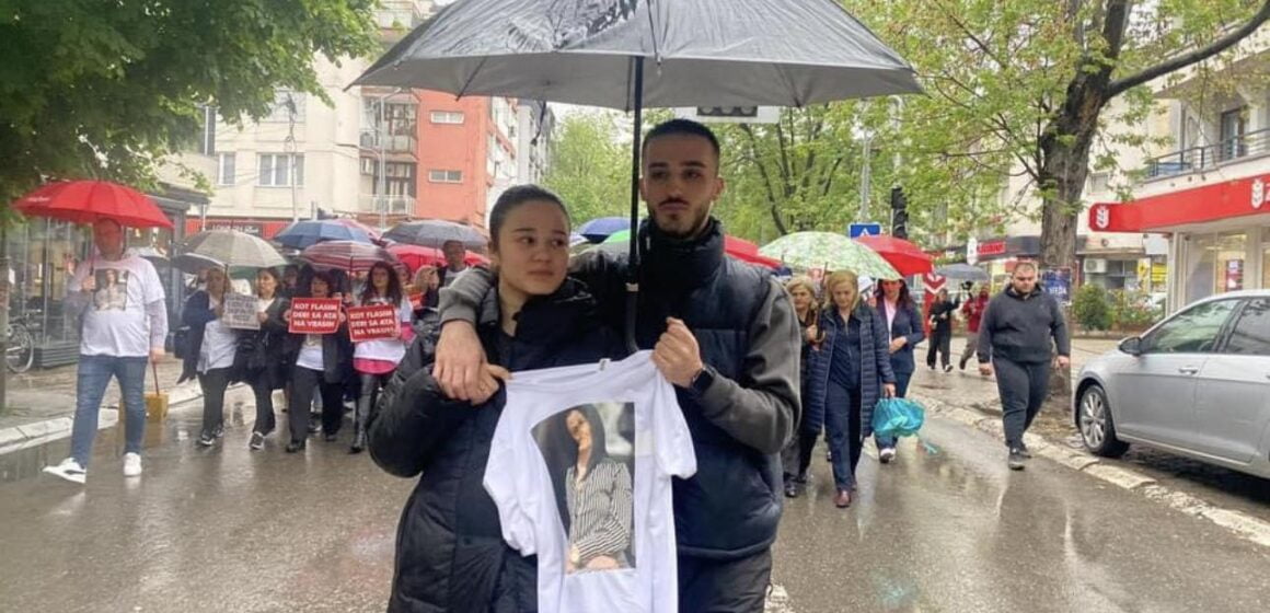 E dhimbshme: Vajza e Gjyljeta Ukellës mban në dorë bluzën me foton e nënës së saj gjatë marshimit sot në Pejë