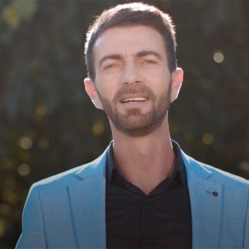 S’do të mund t’i mbani lotët: Dalin pamjet nga varrimi i këngëtarit Avdyl Mziu