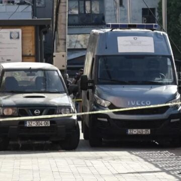 Fëmija po qante, i kishte këpucët me gjak, dalin detajet nga vrasja e gruas në Ferizaj (PAMJE)