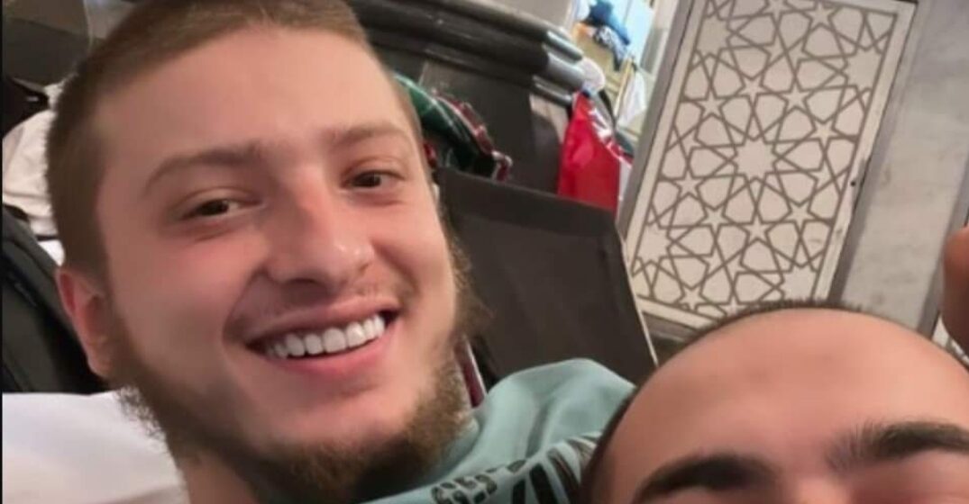 Fero shkon në Mekë, mbyllet në xhami