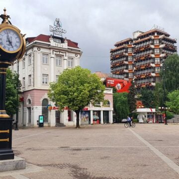 Ditë e zezë në Pejë: Dalin pamjet nga vendi ku burri e vrau gruan e tij (PAMJE)
