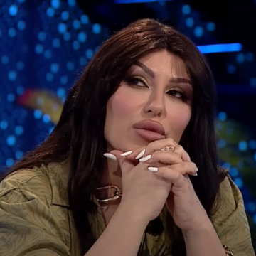 arta Arta Bajrami s’mund t’i mbaj lotët, tregon se me cilën sëmundje janë diagnostikuar dy fëmijët e saj