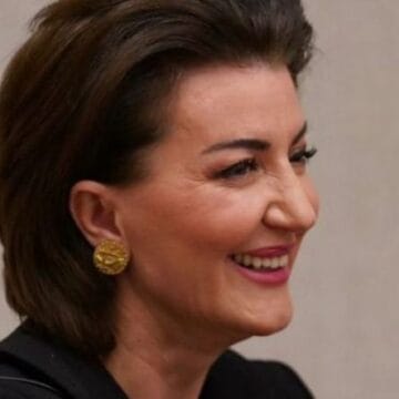 Atifete Jahjaga Atifete Jahjaga i la pas shpine krejt ҫikat në dasmën e Dafinës, po duket si 20-vjeҫare