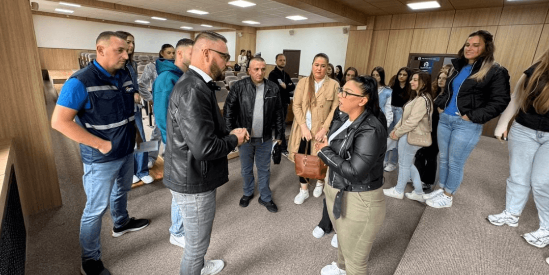 Profesori Petrit Nimani boton librin e ri dhe e shpërndanë falas për studentët