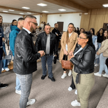 nimani Profesori Petrit Nimani boton librin e ri dhe e shpërndanë falas për studentët