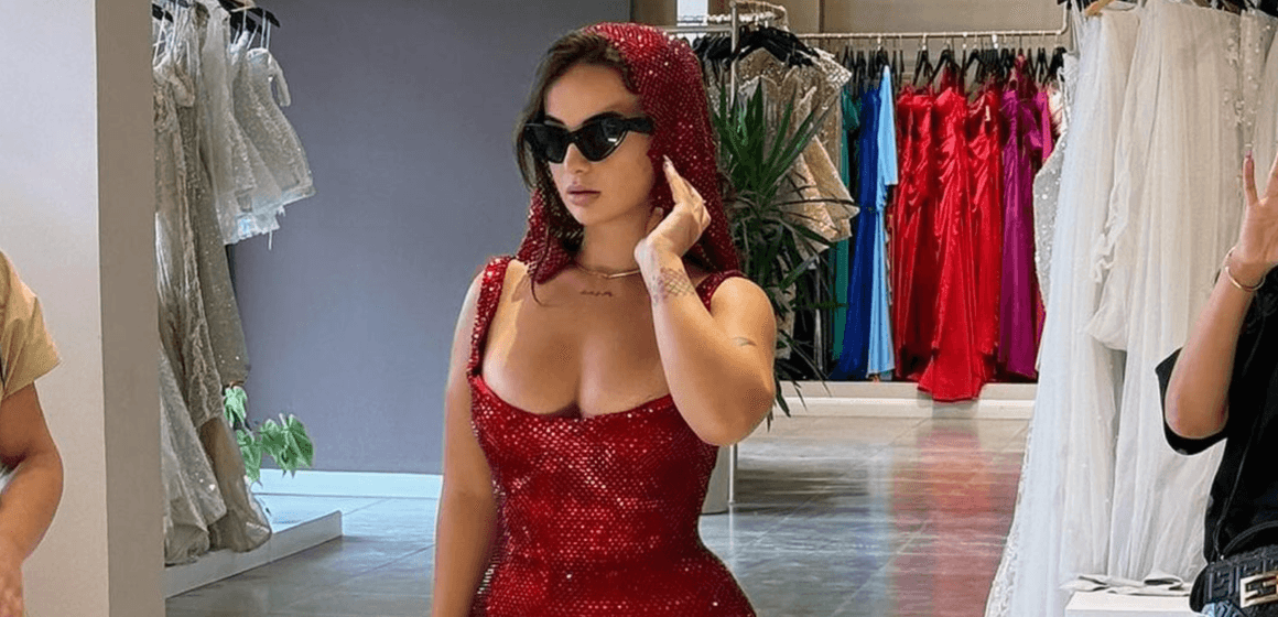 S’mund t’i heqim sytë!” – Rina dhe çanta e saj magjepsëse marrin gjithë vëmendjen