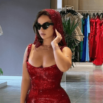 S’mund t’i heqim sytë!” – Rina dhe çanta e saj magjepsëse marrin gjithë vëmendjen