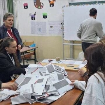 Foto ilustruese. Ndërpritet numërimi i votave? KQZ-ja me problem serioz në momentet kritike