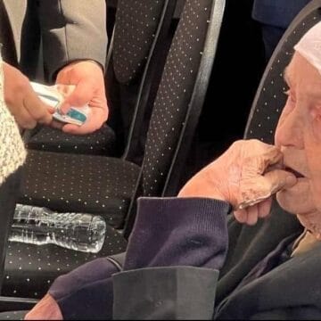 Nëna e ish-Presidentit Hashim Thaçit me lot në sy