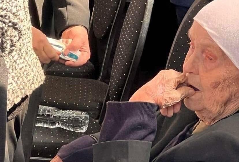 Nëna e ish-Presidentit Hashim Thaçit me lot në sy