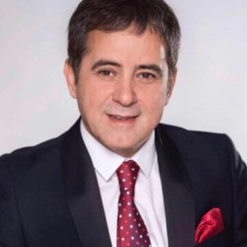 Nysret Muqiqi në zi, humb njeriun e zemrës e s’mund t’i mbajë lotët