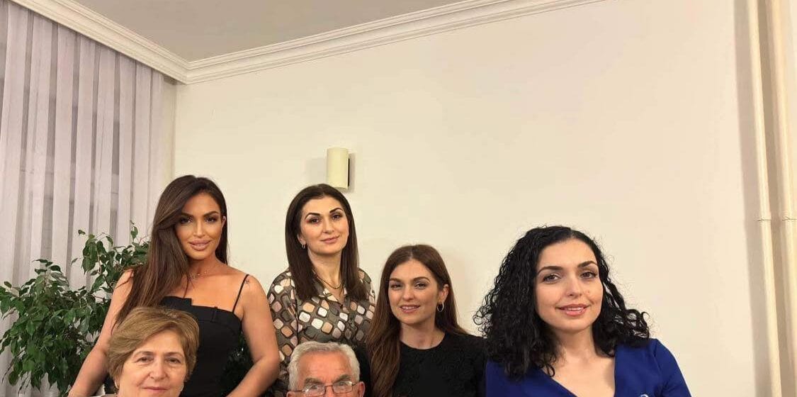 Vjosa Osmani shfaqet me motrat dhe prindërit pas Iftarit