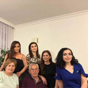 VJOSA OSMANI Vjosa Osmani shfaqet me motrat dhe prindërit pas Iftarit