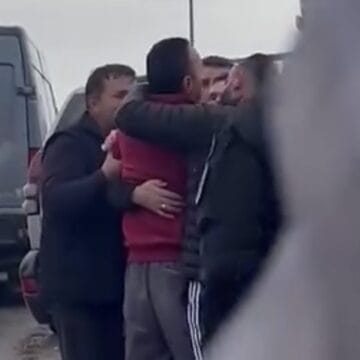 E rëndë dhe e dhimbshme: Momenti kur bashkëshorti shkon në vendin ku iu privua nga jeta gruaja