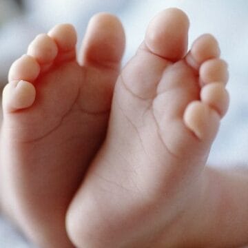 E paskan fshehur mirë shtatzëninë, çifti i njohur sapo njoftuan se janë bërë prindër