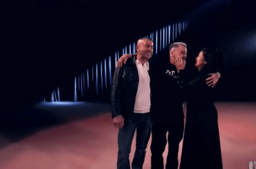 Gjesti takon prindërit, mes mallit, puthjeve e përqafimeve flasin për martesën e tij