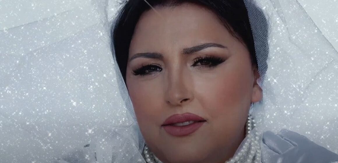 Nuk e keni parë kurrë, kështu duket Parashqevi Simaku nuse me vello të bardhë