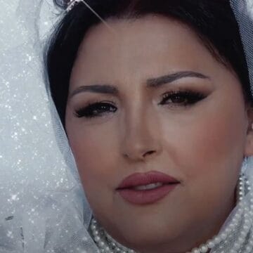 Nuk e keni parë kurrë, kështu duket Parashqevi Simaku nuse me vello të bardhë