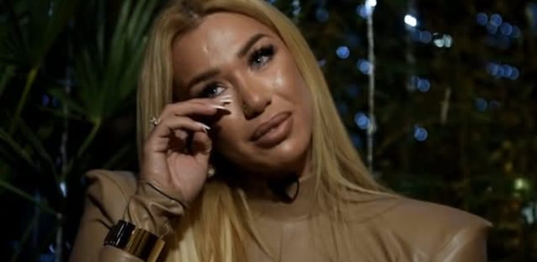 Adelina Tahiri Adelina Tahirin e paska rrahur keq burri, e jep lajmin e rëndë me lot në sy e me zë të dridhur