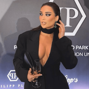 Erjola Doçi shkëlqen në fustanin elegant blu, elegancë dhe stil në çdo detaj