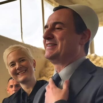 Si e komentoni apo përshkruani ju këtë fotografi të Albin Kurtit?