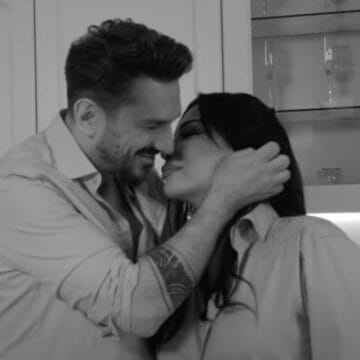 Rovena-dhe-Atilla Rovena dhe Atilla publikojnë pamje intime, shihen në shtrat e duke u puthur në kuzhinë