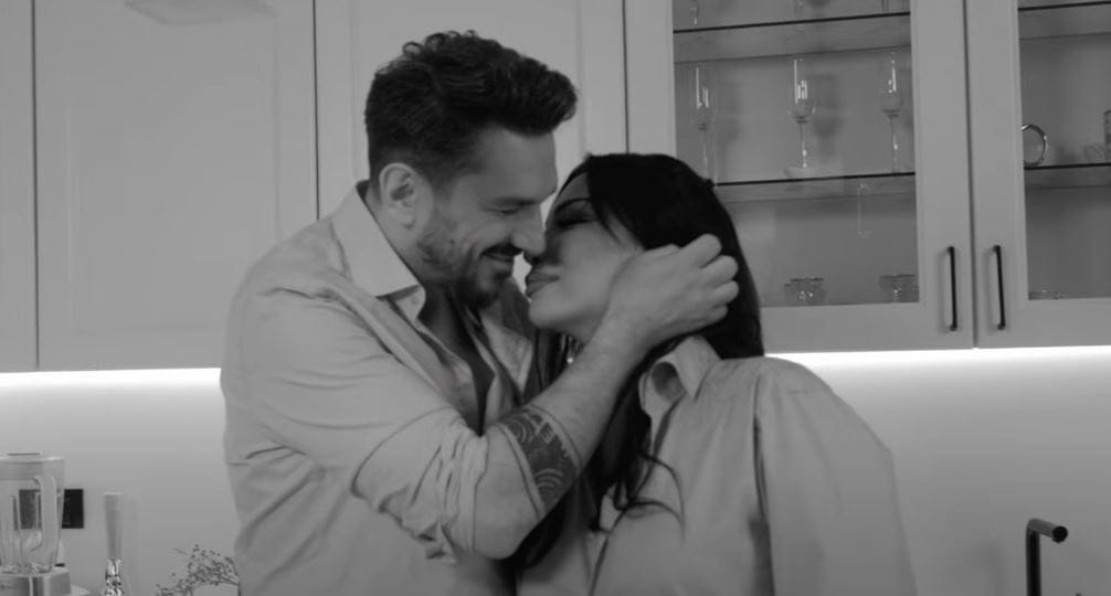 Rovena-dhe-Atilla Rovena dhe Atilla publikojnë pamje intime, shihen në shtrat e duke u puthur në kuzhinë