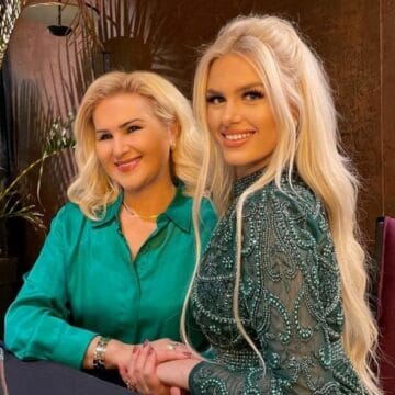 Shyhretja “shtyhet” keq me rejën e saj me fustana, s’mund ta dalloni cila është nusja e cila vjehrra