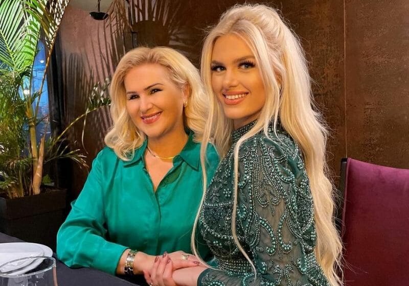 Shyhretja “shtyhet” keq me rejën e saj me fustana, s’mund ta dalloni cila është nusja e cila vjehrra