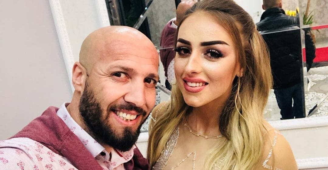 Edhe pse po bëhet nënë për herë të dytë, Aida Doçi ia bën qejfin vjehrrës – vishet si nuse në “mizhlic”