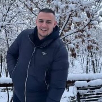 Don Xhoni: Plakat u shkunden, pleqtë i shkundi vet