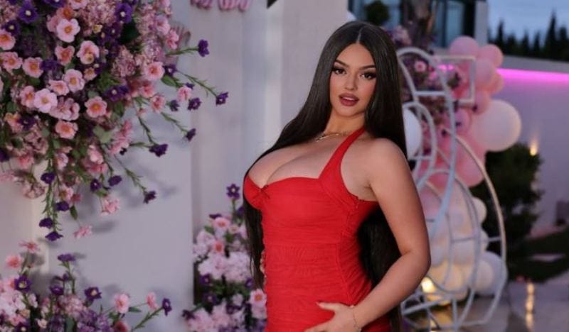 encaa Enca publikon një moment të “nxehtë” – nuk do ta besoni se kujt po i dhuron puthje ajo