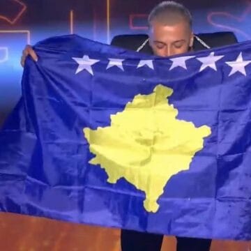 gjesti Gjesti me flamurin e Kosovës pas fitores së Big Brother VIP Albania 4