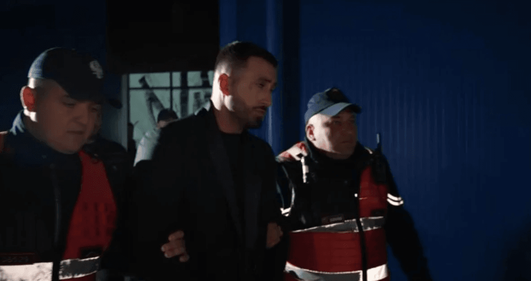 Me pranga në duar, momenti i arrestimit të Jozit nga policia pasi goditi Gjestin (PAMJE)