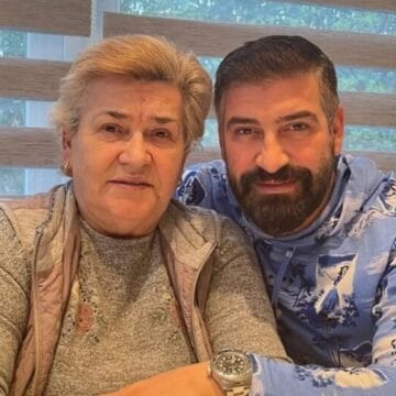 Foto-arkiv.-Meda-me-nenen-e-tij. Meda jep lajmin e hidhur për vdekjen e nënës së tij, ia kërkon publikisht hallallin