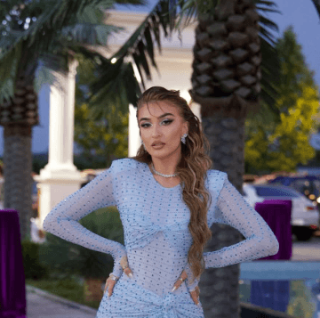 U kritikua se po vesh fustane shumë të hapura në dasma, Yllka Kuqi ua mbyllë gojën të gjithëve me veprimin e fundit