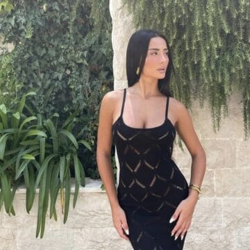 Alba shfaqet në një evet bukurie, vë në pah gjoksin gjigant