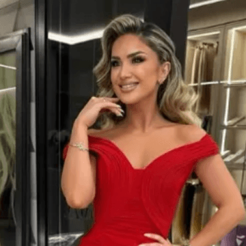 Engjellusha. Engjëllusha vishet me fustan të gjatë deri në fund të këmbëve, mezi po ecën dhe po rrezikon që të “zë në thu” e të rrëzohet