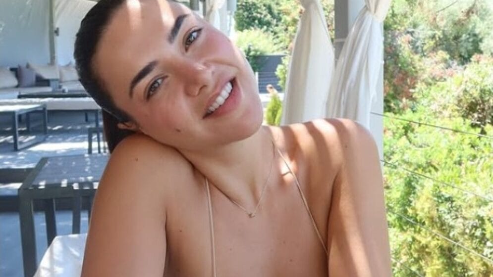 Sara Sara Hoxha shkëlqen në paraqitjen e fundit verore – elegancë dhe stil në çdo detaj