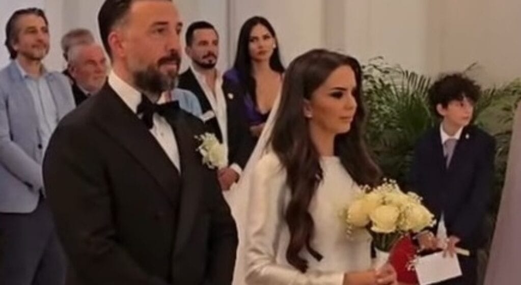 Dasmë me stil mbretëror, Teuta Rugova dhe Agron Gjeloshi kurorëzohen në Katedralen e Prishtinës sipas riteve fetare katolike (PAMJE)