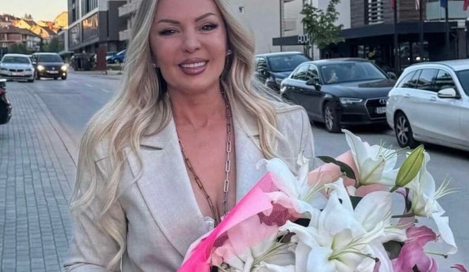 “Eleganca s’ka kufi – Violeta Kukaj ‘pushton’ Poloninë me fustanin e bardhë përrallor!”