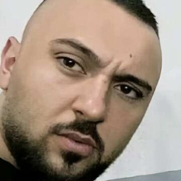 Babai i Agonit nuk e beson që i ka vdekur djali, thotë: Hiqja çarshafin se po i nxinet fryma