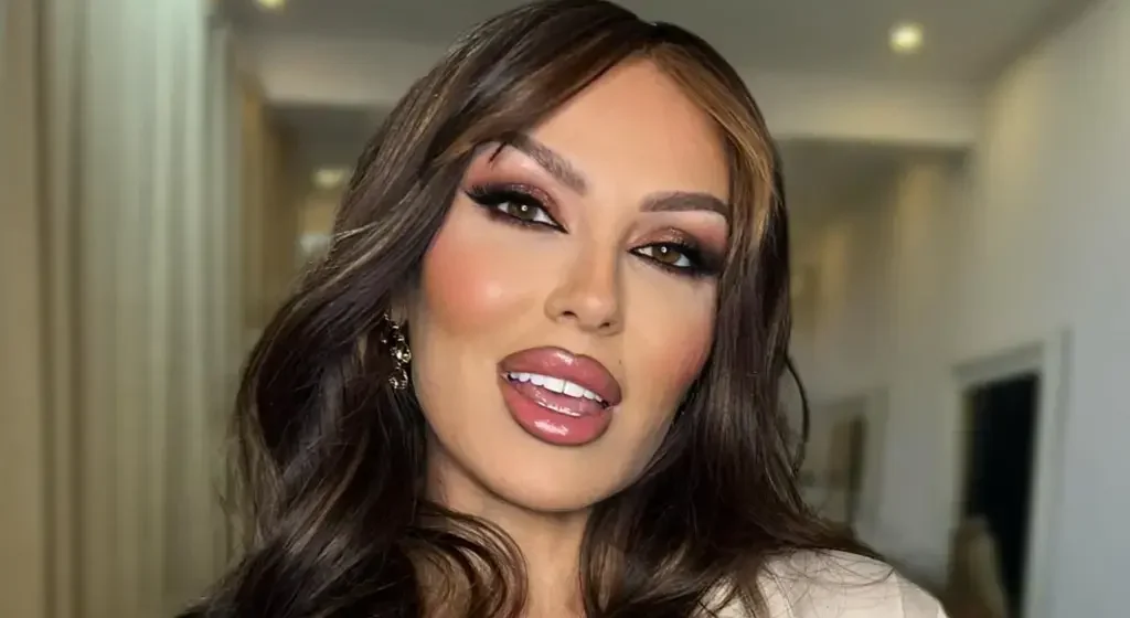 arta-bajrami Arta Bajrami si cikë e re, ajo nuk njeh moshë, pozon midis plazhit, i bëhet trupi çokollatë